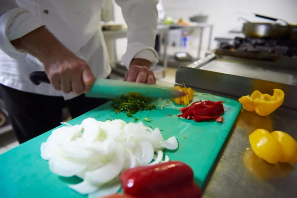 酒店厨房用刀切蔬菜的厨师 — 图库照片