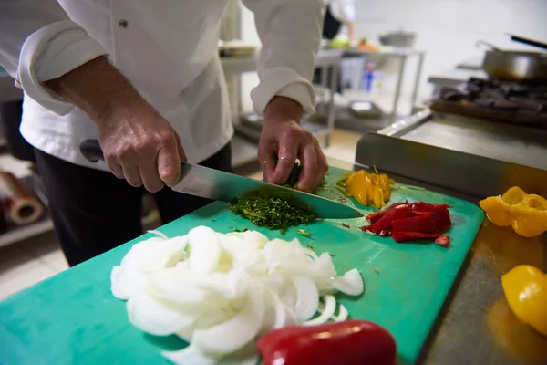 Séf a szálloda konyhájában, zöldségek szeletelésére — Stock Fotó