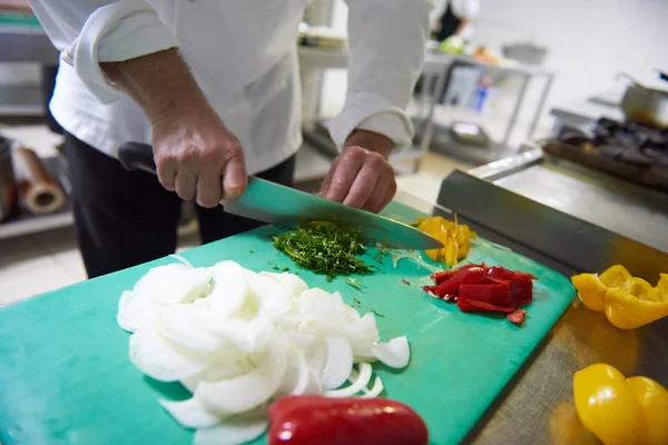 酒店厨房用刀切蔬菜的厨师 — 图库照片