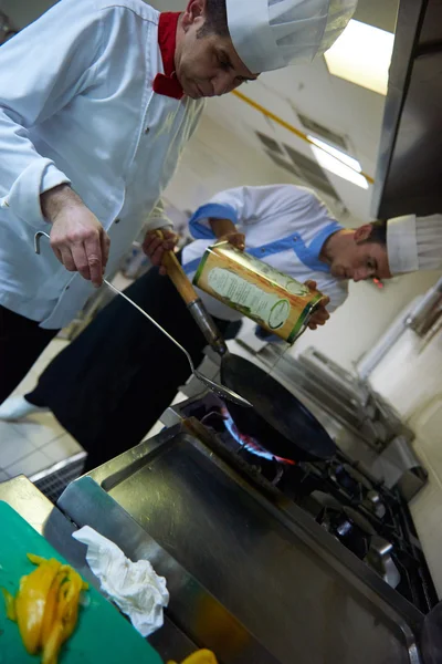 Chef preparando legumes com fogo — Fotografia de Stock