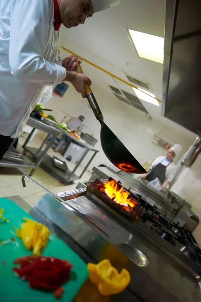 Chef-kok voorbereiden groenten met vuur — Stockfoto