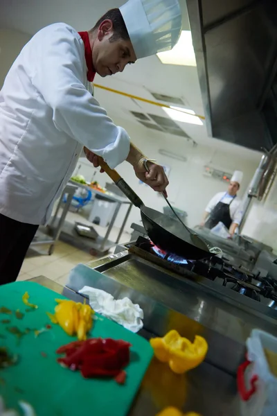 Szef kuchni przygotowuje warzywa z ognia — Zdjęcie stockowe