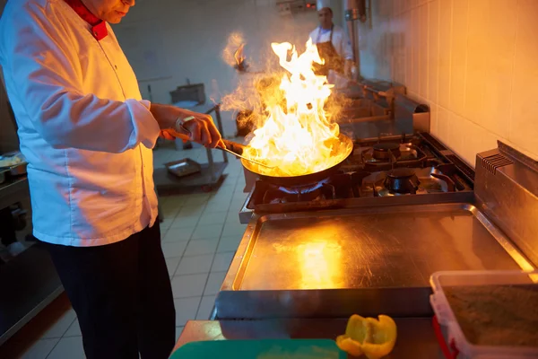 Chef preparing vegetables with fire — Stock Photo, Image