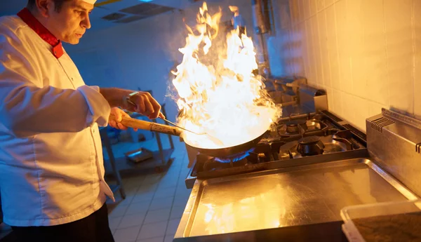 厨师准备蔬菜与火 — 图库照片
