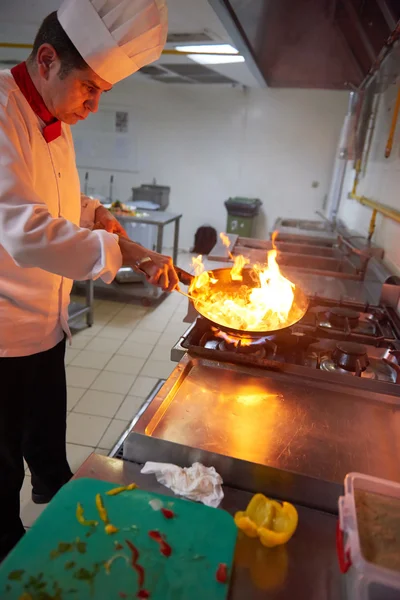 Chef preparare verdure con il fuoco — Foto Stock