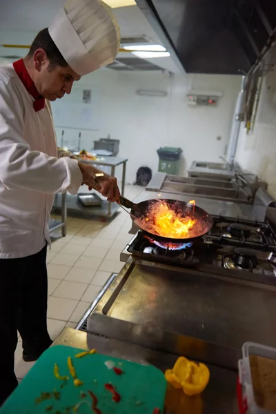 Chef preparando verduras con fuego —  Fotos de Stock