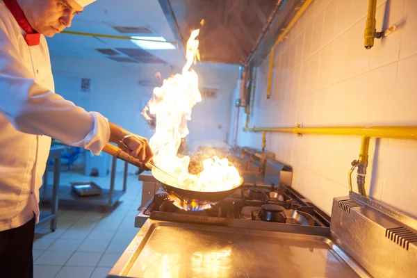 Chef preparando legumes com fogo — Fotografia de Stock