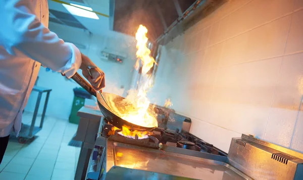 Šéfkuchař připravuje zelenina s oheň — Stock fotografie