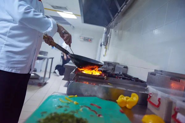 Шеф-повар готовит овощи с огнем — стоковое фото
