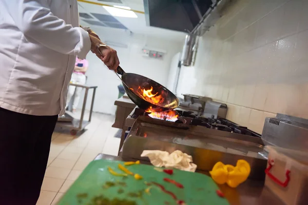 Szef kuchni przygotowuje warzywa z ognia — Zdjęcie stockowe