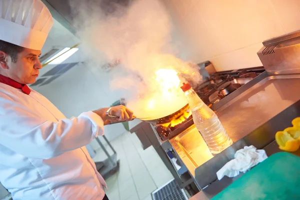 Chef préparant des légumes au feu — Photo