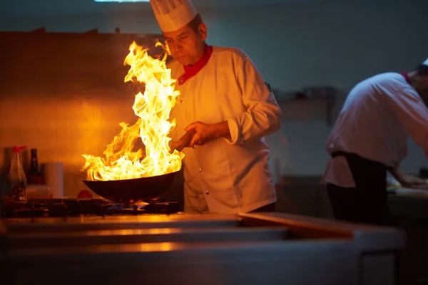 Chef preparare verdure con il fuoco — Foto Stock