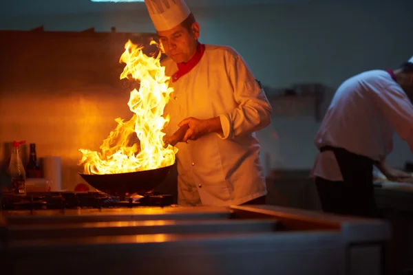 Chef preparando legumes com fogo — Fotografia de Stock