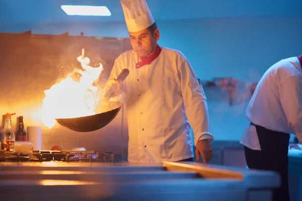 Chef preparing vegetables with fire — Stock Photo, Image