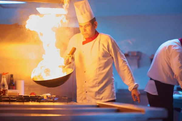 Szef Kuchni Hotelu Kuchni Przygotowanie Warzyw Ogniem — Zdjęcie stockowe