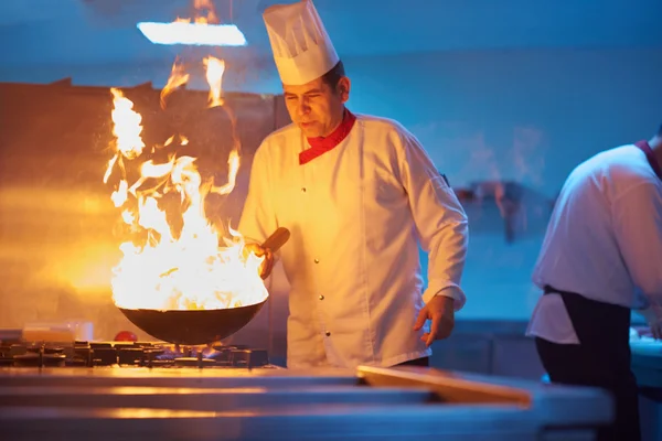 Koch bereitet Gemüse mit Feuer zu — Stockfoto