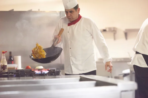 Chef préparant des légumes au feu — Photo