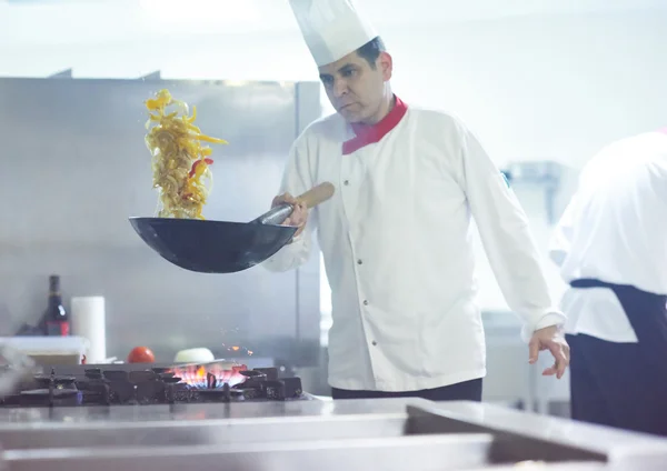 Chef préparant des légumes au feu — Photo