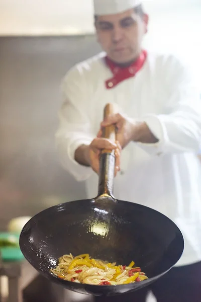 Chef preparando verduras con fuego —  Fotos de Stock