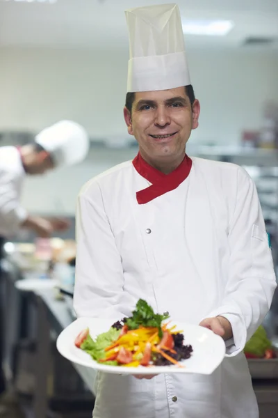 Chef dans la cuisine de l'hôtel — Photo