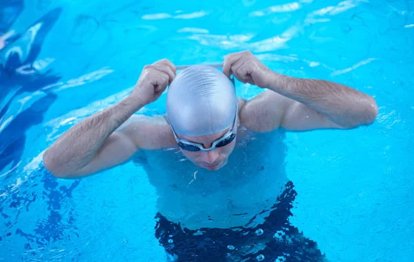 Nadador en piscina cubierta — Foto de Stock