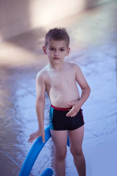 男孩在游泳池学校类 — 图库照片