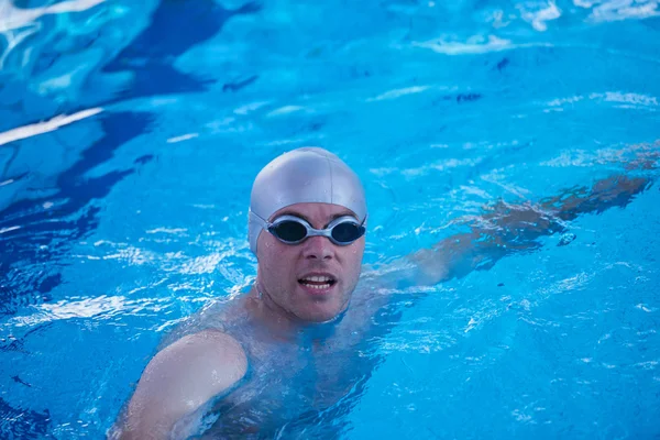 Nadador en piscina cubierta — Foto de Stock