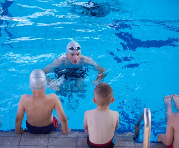Děti v bazénu školy třída — Stock fotografie