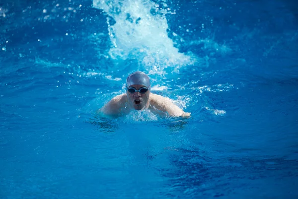 kapalı havuzu alıştırmada yüzücü