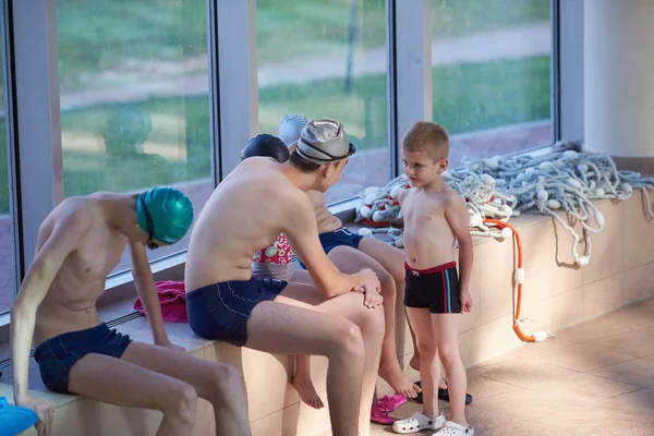 Enfants à l'école de piscine — Photo