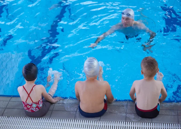 Niños en la escuela de piscina clase — Foto de Stock