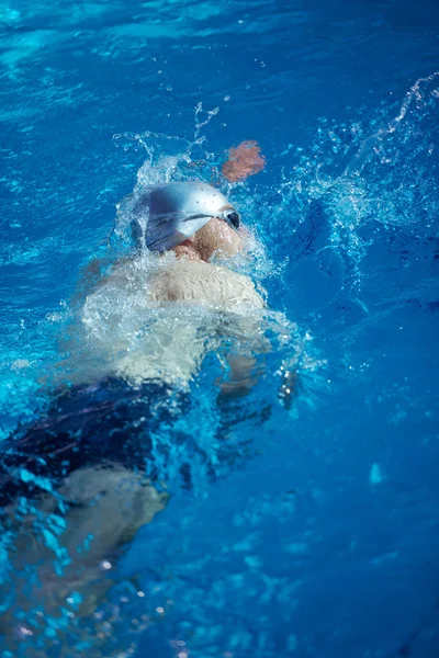 Swimmer excercise in indoor pool — Stock Photo, Image