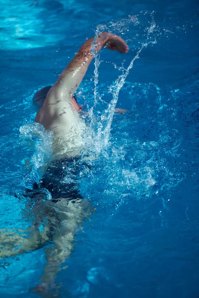 Ejercicio de nadador en la piscina cubierta — Foto de Stock