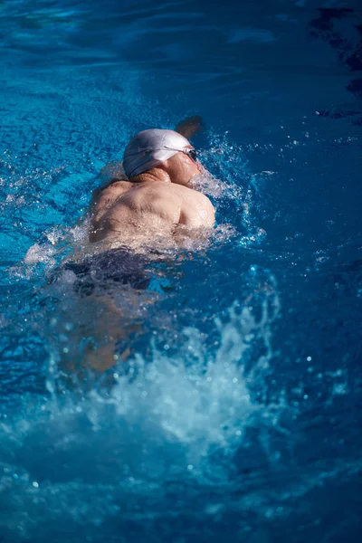 Ejercicio de nadador en la piscina cubierta , — Foto de Stock