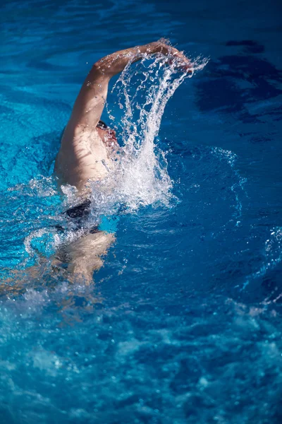 Ejercicio de nadador en la piscina cubierta — Foto de Stock