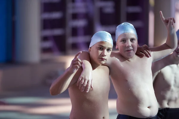 Kinderen bij zwembad — Stockfoto