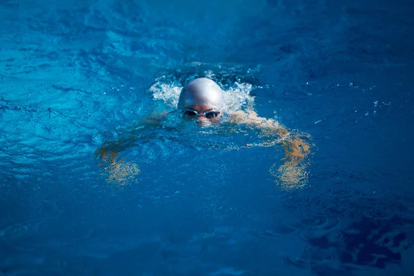 Nadador en piscina cubierta — Foto de Stock