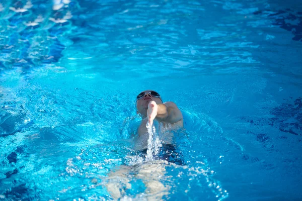 Plavec v krytém bazénu — Stock fotografie