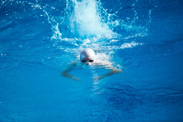 Zwemmer in overdekte zwembad — Stockfoto