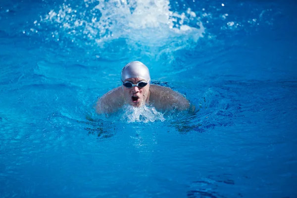 Zwemmer in overdekte zwembad — Stockfoto
