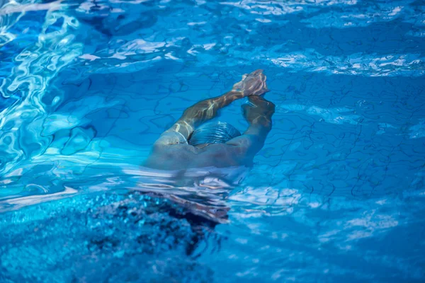 Nageur dans la piscine intérieure — Photo