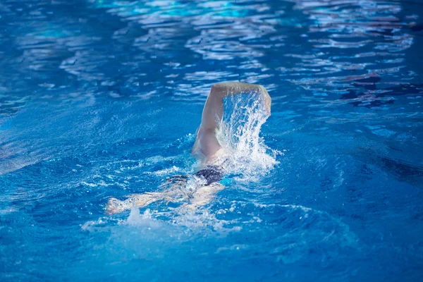 Nuotatore in piscina coperta — Foto Stock
