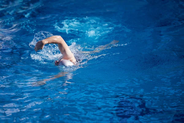 屋内スイミング プールでの水泳 — ストック写真