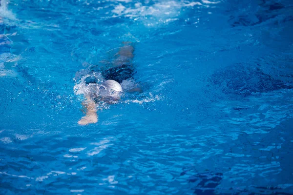Nuotatore in piscina coperta — Foto Stock