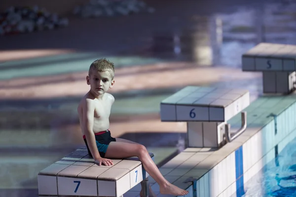 Retrato infantil na piscina — Fotografia de Stock