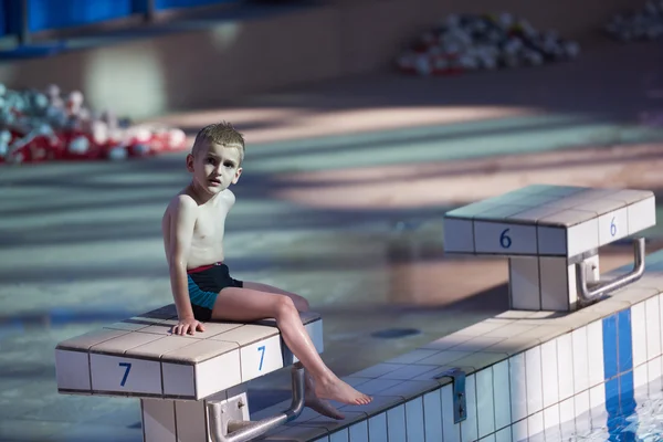 Bambino ritratto in piscina — Foto Stock