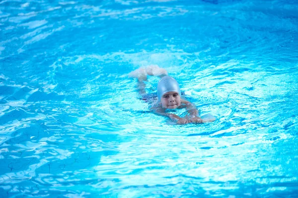 Niño en la piscina — Foto de Stock