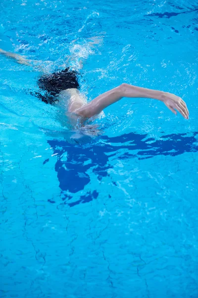 Criança na piscina — Fotografia de Stock