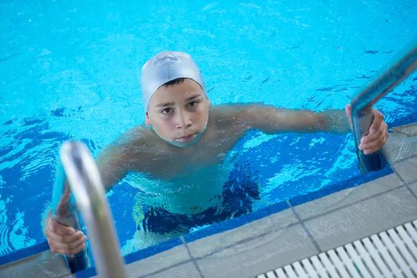 Yüzme havuzundaki çocuk — Stok fotoğraf