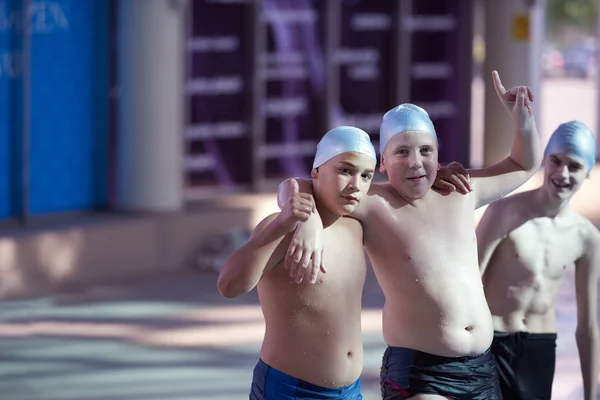 Portrait d'enfants dans piscine — Photo